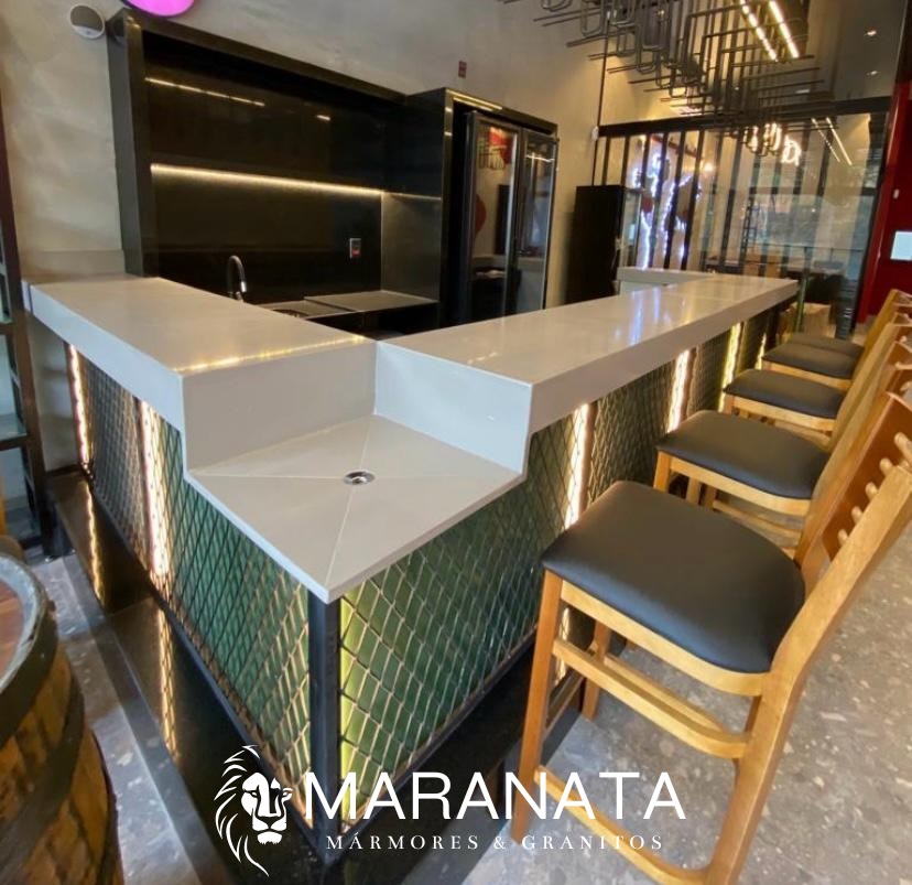 Balcão Bar com Quartzo Branco